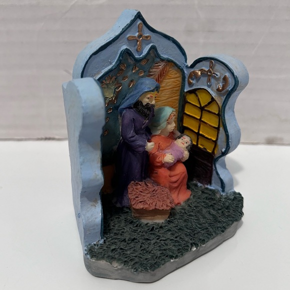 Mini resin nativity 3.5” H x 3” W x 2” D - Picture 3 of 6